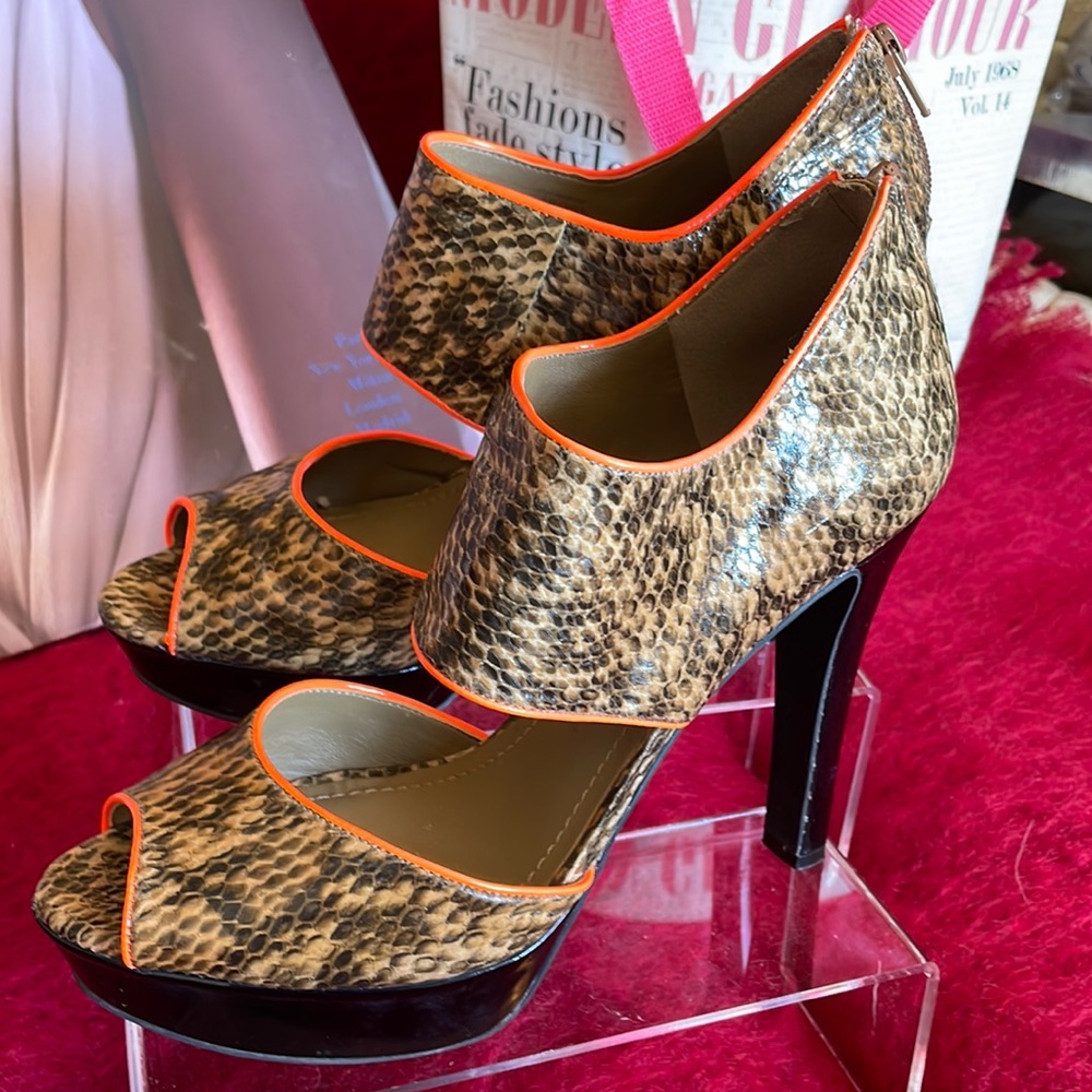 BCBG Generation HARMONY Faux Snake Skin HI HEEL Shoes zippered in back Size 9.5